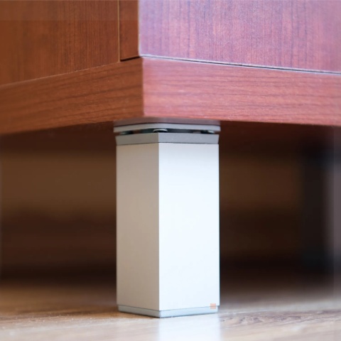 Nóżka meblowa kwadratowa regulowana h-70 aluminiowa Chrom