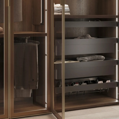 Wysuwany wieszak na spodnie do szafy garderoby Tytanowy QUARTZ EMUCA