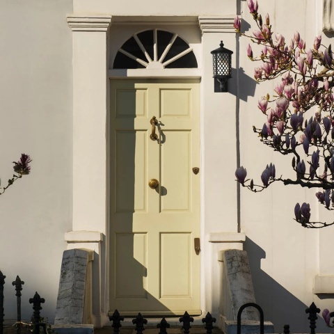 Elegancki kinkiet zewnętrzny z ozdobną kratką K-8215 z serii CHICAGO