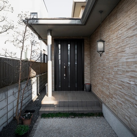 Estetyczna lampa wisząca na łańcuszku, IP44 K-8211 z serii DETROIT