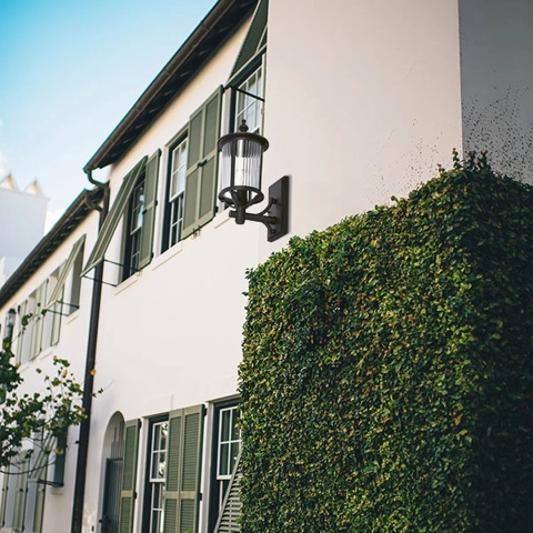 Estetyczny kinkiet elewacyjny w stylu klasycznym K-8220 z serii MIAMI